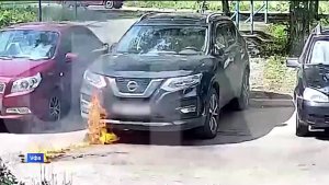 В Уфе на улице Богдана Хмельницкого на припаркованную машину упала горящая бутылка