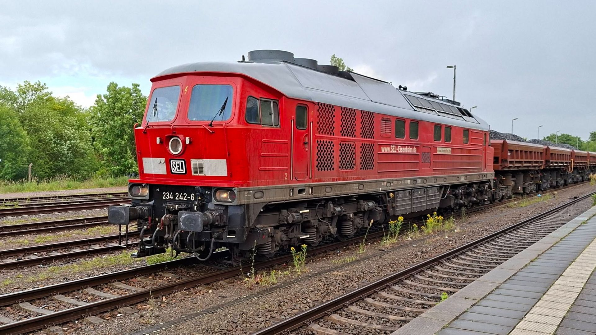 Тепловоз ТЭ109 (234 242 - 3) с думпкарами смотреть онлайн