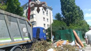 Заключил кран манипулятора в строительной мусорной машине.