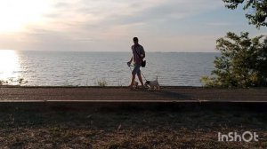 В Ейске+34☀️ Последняя смена перед отпуском. Дочка готовит бургеры. Вечер на набережной.