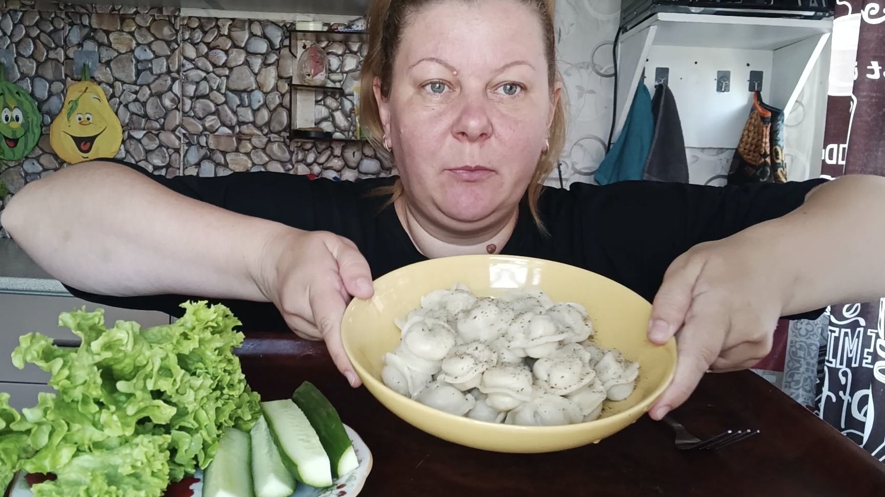 мукбанг/ пельмени огурцы свежие и лист салата/ смотреть онлайн