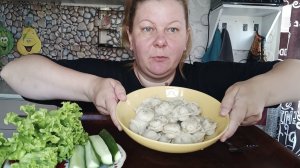 мукбанг/ пельмени огурцы свежие и лист салата/