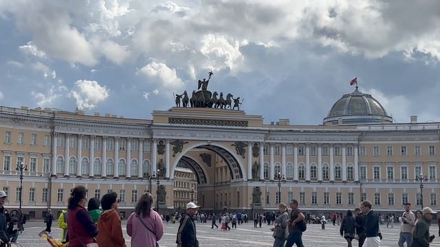 На Дворцовой площади в Санкт-Петербурге