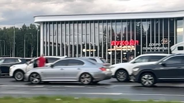 Очередь на заправку на М11, трасса Москва-СПБ смотреть онлайн