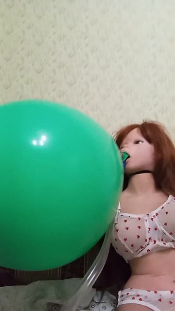 Девушка быстро надувает гигантский шарик смотреть онлайн