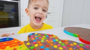 Ники играет и делает шоколадный поп-ит — забавное видео для детей