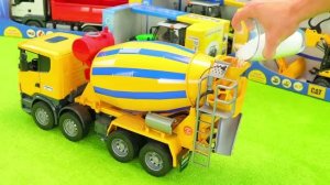 Трактор с прицепом для сена и другие машинки 🚜 Видео детям