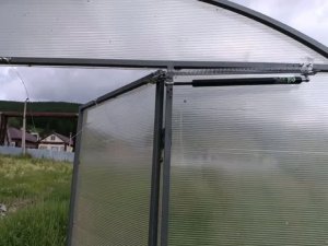 Подробная установка термопривода Автопроветривателя Vent-L green внутри теплицы на левую дверь