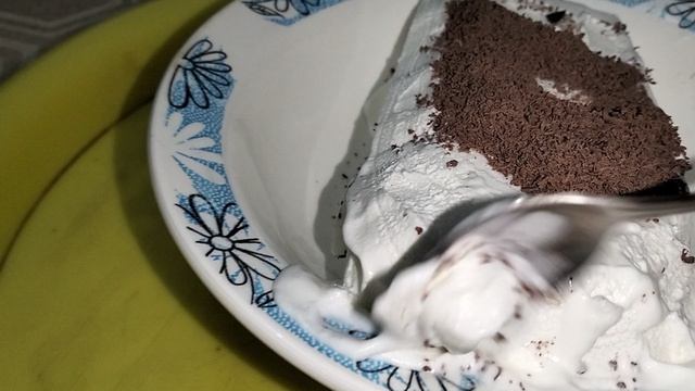 Мукбанг мороженое пломбир с шоколадной крошкой