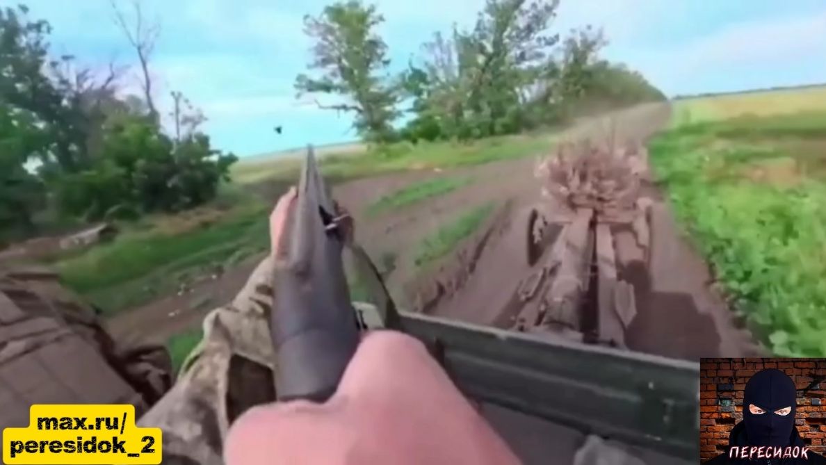Наш боец выманил на себя вражеский дрон чтобы вывести мирных