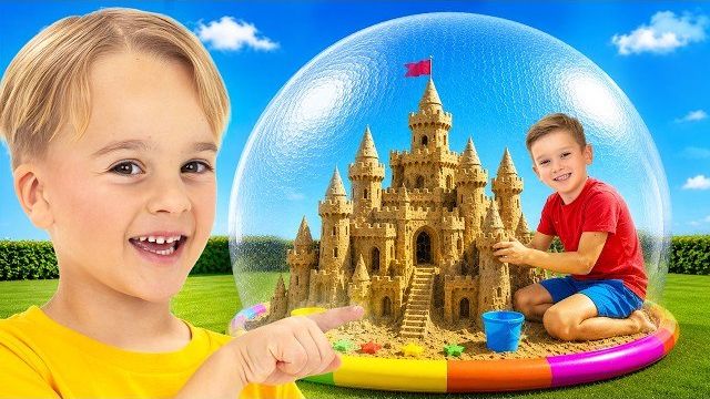 Дети учатся делиться игрушками и строят гигантский надувной игровой домик