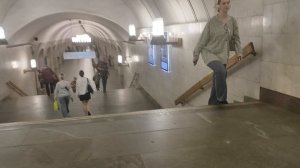 Едем на поезде метро Москва От Пушкинской до Кузнецкого моста