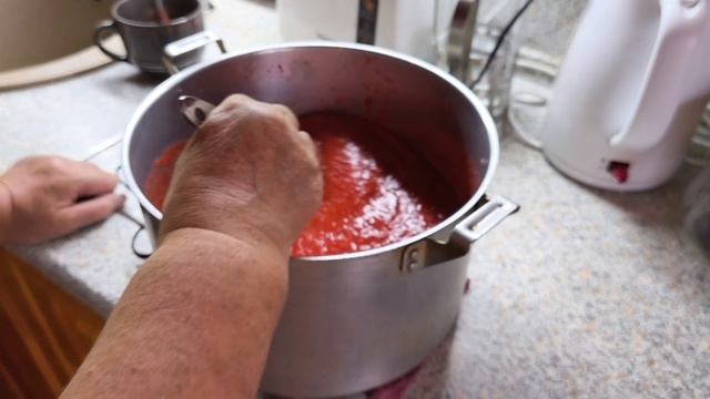 Как бы нас не выселили с поля,собрала ягоду, варю джем. А на ужин скумбрия. смотреть онлайн