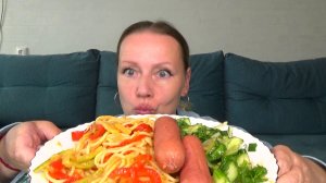 Мукбанг от Яновны Спагетти с овощами аля Удон, сосиски с горчицкой, салат. овощной. Еда