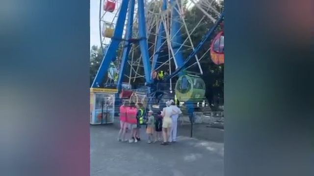 В Калуге люди застряли на колесе обозрения из-за отключения электричества в изнуряющую жару. смотреть онлайн