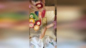 Подарок бабушке на день рождения. Распаковывает компетентная комиссия!