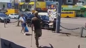 Украинец 19 лет.Потерял ногу. Государство на него, как это там водится, забило болт.Теперь он просит