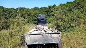 Жизнь в селе. На самодельном тракторе за камнем для пруда
