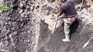 Строительство, шахтёр сбрасывает песок со стен карьера