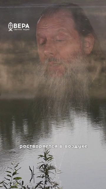 Ранним утром над рекой поднимается полупрозрачный туман, бесследно растворяясь в воздухе.