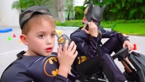 Влад и Ники изображают Бэтмена и играют с игрушками в стиле Бэтмена.
