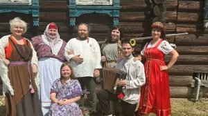 Деревня Хахалы, старинная изба с деревенскими вещами. Дом в жилой деревне.