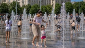 Тропическая жара не щадит Москву. Люди массово купаются в городских фонтанах