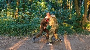 Уличная техника. Вход в ближний бой от правого (дальнего) в голову .