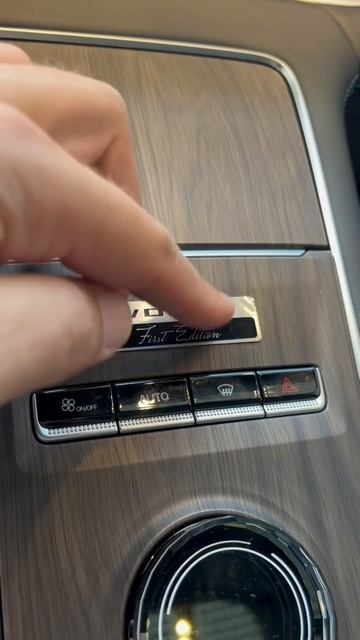 Шок! Новую Волгу К50 уже разбирают в салоне