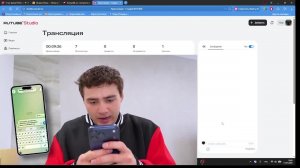 играем в роблокс и смотрим видосики.