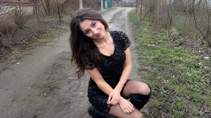 брюнетка устроила фотосессию в деревне смотреть видео онлайн