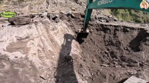 Строительство, экскаватор копает песок