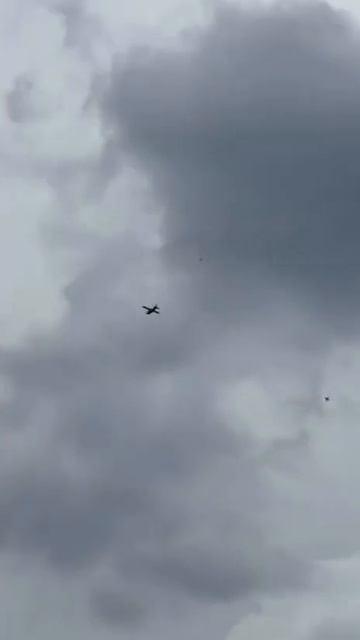 Дрон-перехватчик России красиво сбивает украинский беспилотник👍 смотреть онлайн