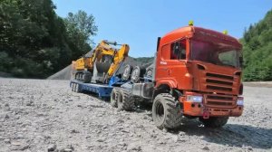 RC Грузовик везет огромный Экскаватор‼️ 🚛 А мощный Трактор грузит камни! Видео детям