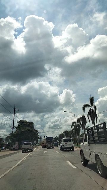 просто дорога, небо, облака. машины. чантабури จันทบุรี сhanthaburi . по дорогам таиланда