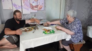 Сынок помогает маме пенсионерке готовить завтрак ПОДВАЛ ИЛЬИЧА Утро в Сибири