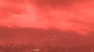 Небо над Каракасом окрасилось в красный цвет после землетрясения.Жуть
