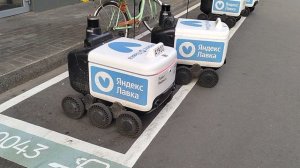 Новые милые доставщики еды роверы роботы курьеры Яндекс лавка