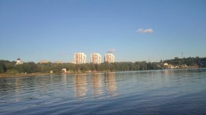 Парк Толстого в Химках. Гуляю после работы. Берег канали им. Москвы. Трогаю воду.