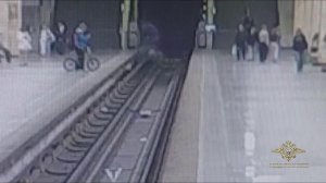 Велосипедист перепрыгнул с одной платформы московского метро на другую: видео.