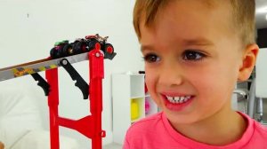 Влад и Никита играют с Hot Wheels Monster Trucks