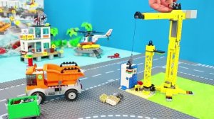 Кран загружает бревна в самосвал! 🏗️🪵И другие игрушки Видео детям