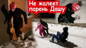 VLOG Я разозлилась. Даша получила снежками в лицо. Так веселились, что аж санки сломали