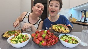 Мукбанг ХУДЕЕМ на жареной картошке и на купатах! Всё ВКУСНОЕ в ТОПКУ улетает на ура! Семейный ужин