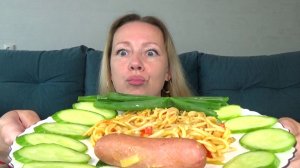 Мукбанг Остатки сладки, спагетти с овощами, счастливая одинокая сосиска, огурцы. Еда.