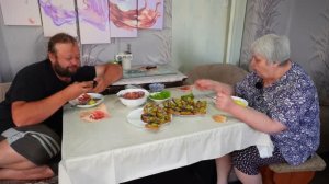 Проснулся к обеду Тут тебе и стол накрыла мама знатный Вкусно кушаем