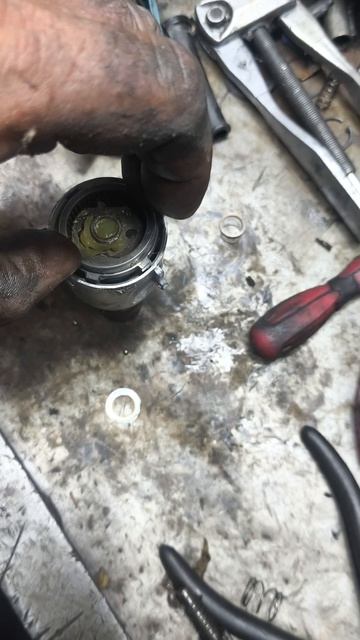 Makita TD0100 не включается.