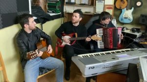 Два брата спели аварскую песню под гитарой.