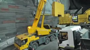 RC машинки Экскаватор прижал тяжелый грузовик к стене 😱Видео детям