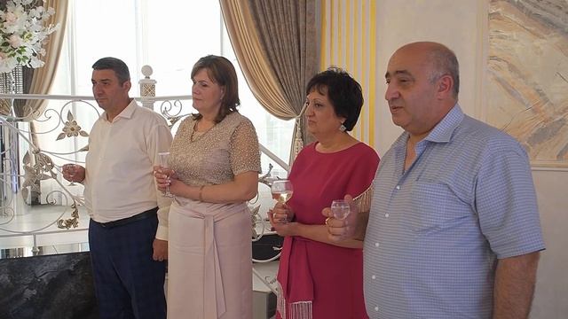 клип  Арнольда и Карины